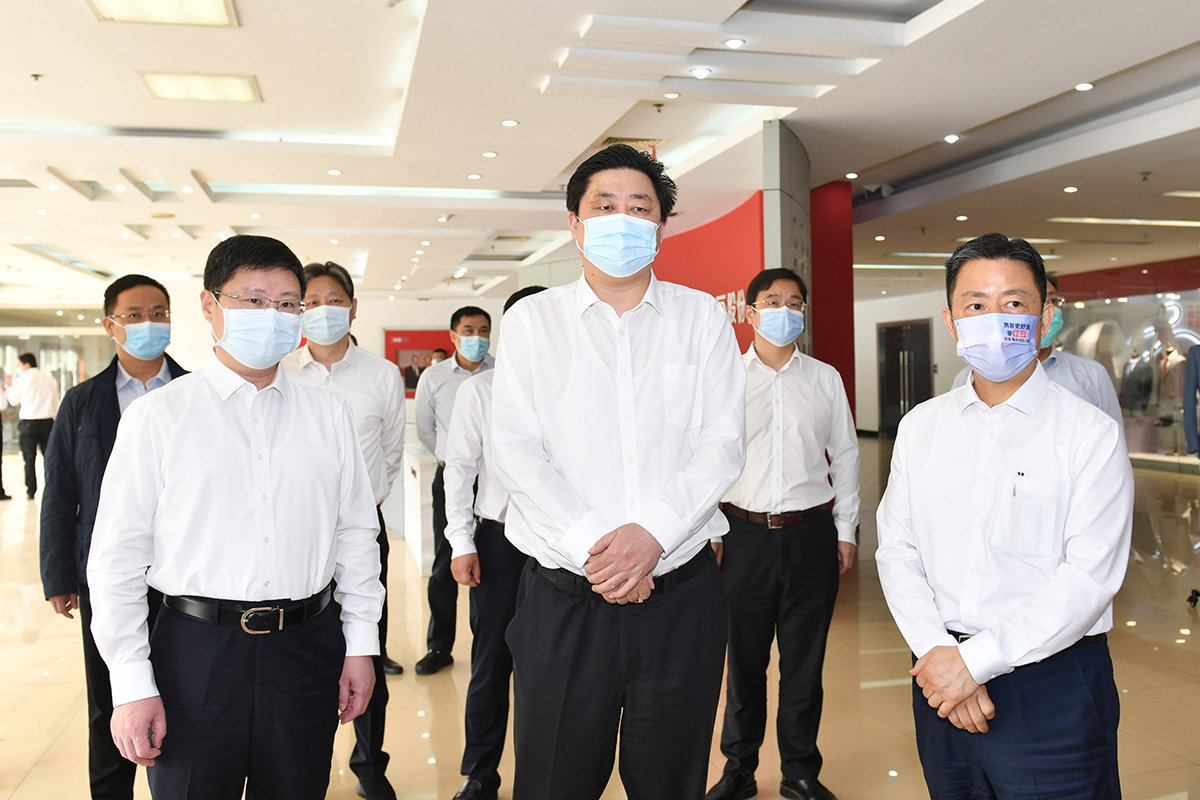 4月12日，无锡市市长赵建军带队深入红豆集团，专题调研疫情防控和复工复产工作。
